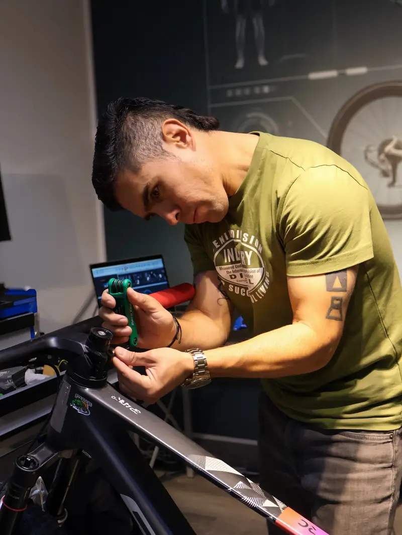 Carlos Jiménez ajustando la potencia de una bicicleta con una llave Allen