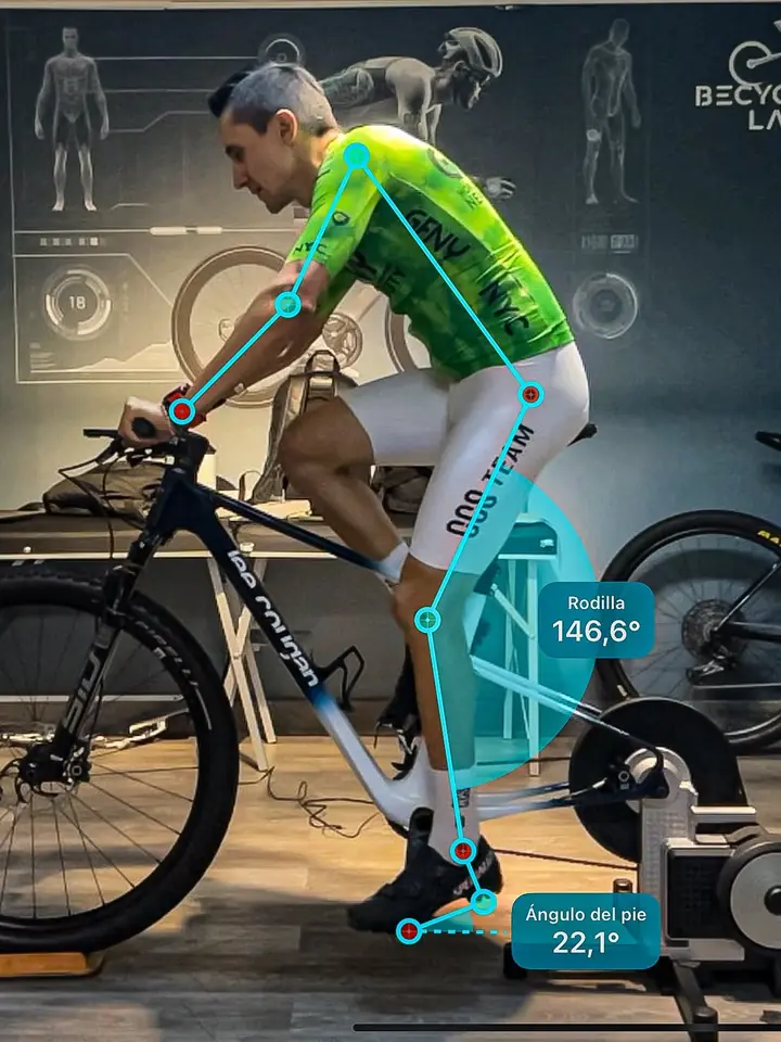 Análisis en video de un ciclista con los ángulos de rodilla y pie marcados