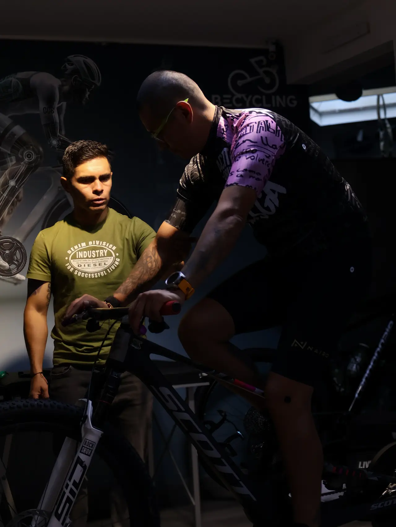 Carlos Jiménez ajustando la posición de un ciclista en el laboratorio de Becycling