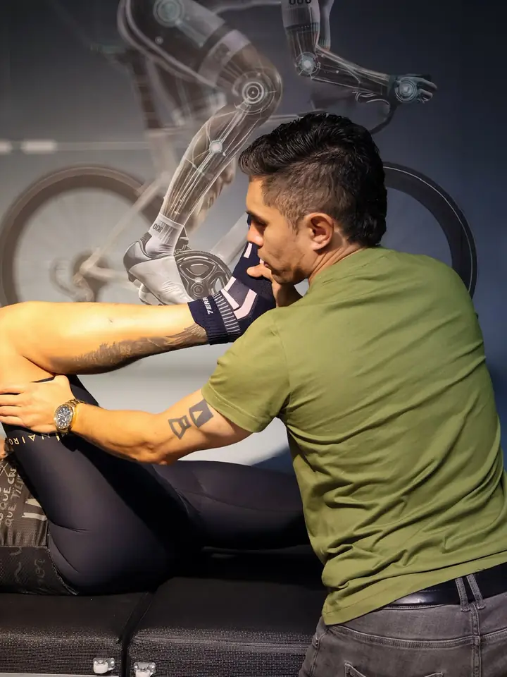 Carlos Jiménez evaluando la movilidad de la pierna de un ciclista en camilla