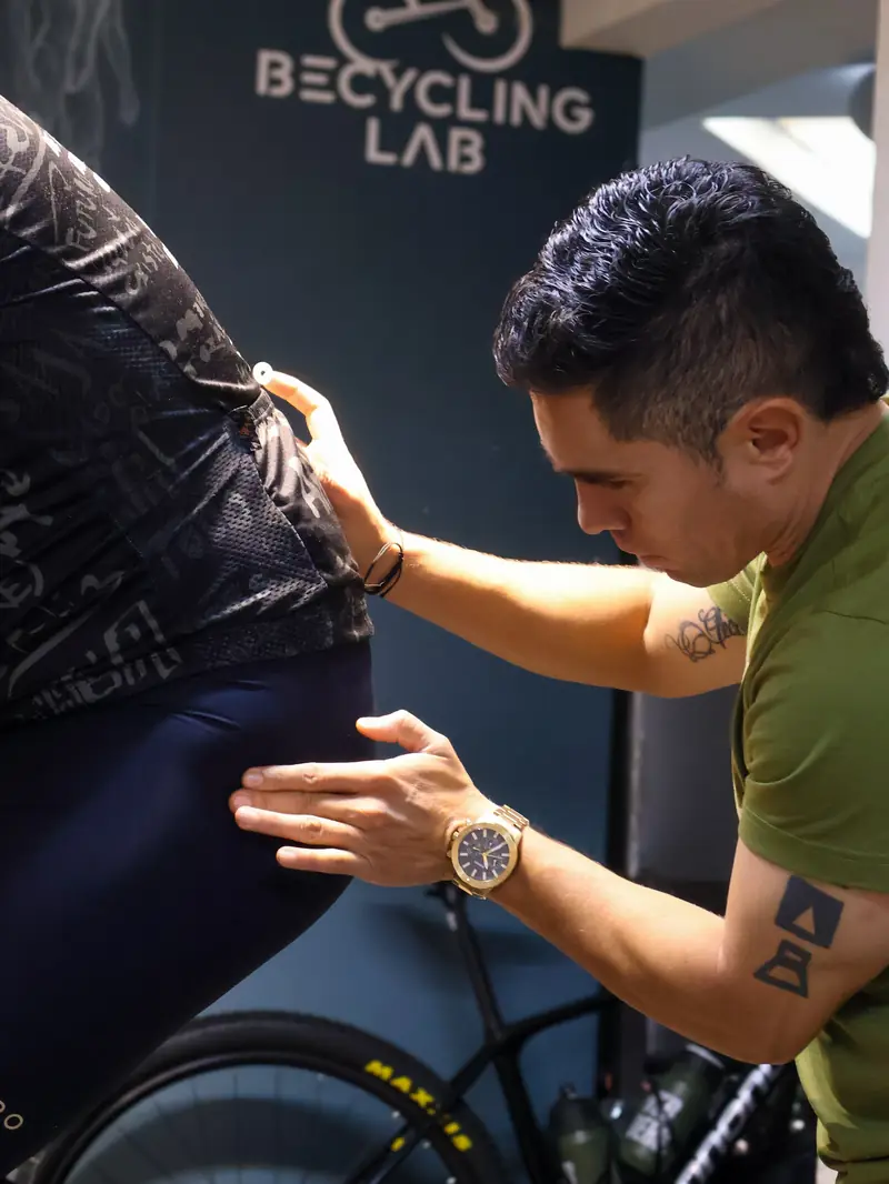 Valoración física: Carlos Jiménez evaluando la pelvis de un ciclista