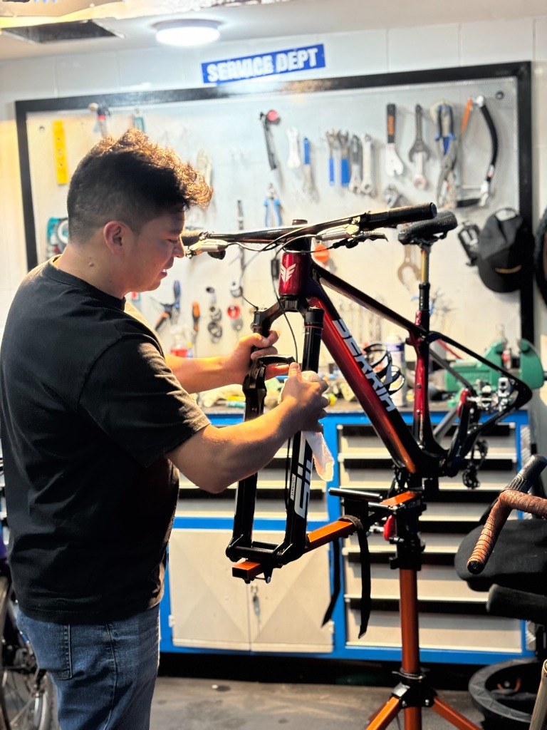 Mecánico especializado en Becycling calibrando horquilla RockShox SID