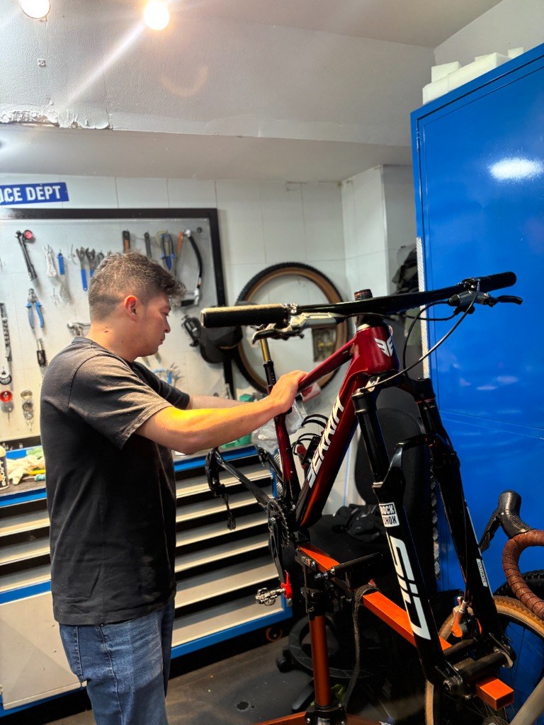Banco de trabajo profesional de Becycling en Bogotá con herramientas Park Tool